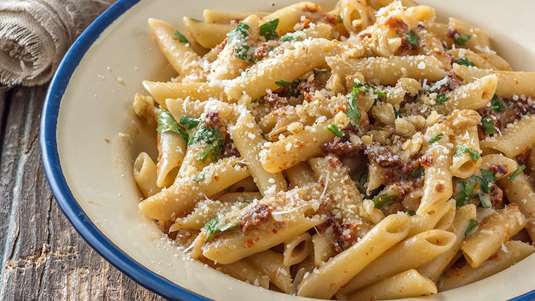 Πένες με Πέστο Λιαστής Ντομάτας και Καρύδια