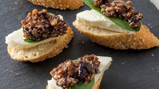 Μπρουσκέτες με Ψητό Χαλούμι και Ταπενάντ Σύκου