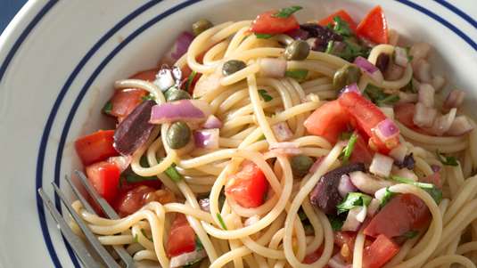 Σπαγγέτι με Δροσερή Σάλτσα Ντομάτας