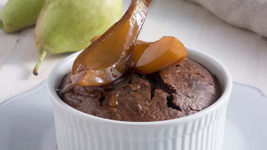 Σουφλέ Σοκολάτας με Αχλάδια Ποσέ