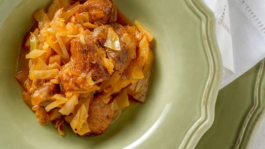 Χοιρινό Μπούτι με Λάχανο Τουρσί