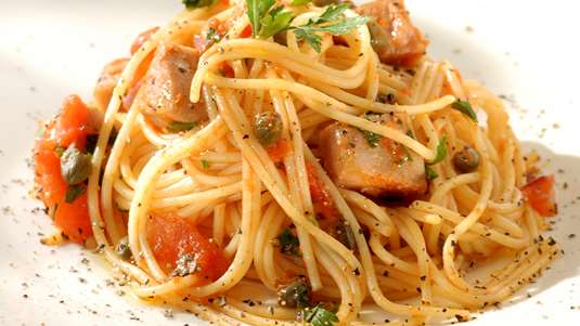 Σπαγγέτι με Πικάντικη Σάλτσα Τόνου