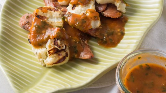 Λουκάνικα και Χαλούμι στη Σχάρα με Σάλτσα Ψητής Ντομάτας