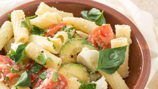 Δροσερή Μακαρονάδα με Ψητά Κολοκυθάκια και Μοτσαρέλα