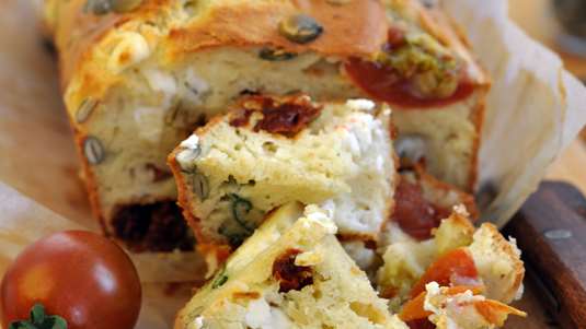 Κέικ με Ντομάτα και Ανθότυρο