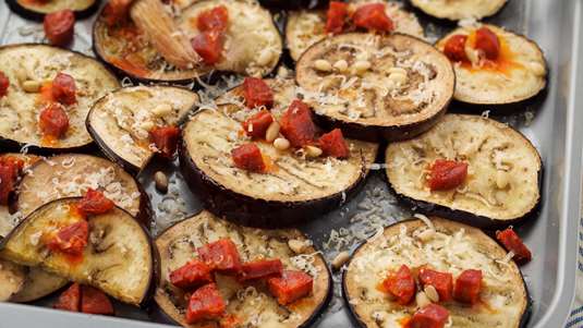 Μελιτζάνες Γεμιστές με Λουκάνικο