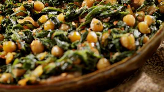 Ρεβίθια με Σπανάκι και Καπνιστό Χοιρινό