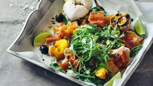 Σαλάτα με Προσούτο και Σπιτική Μαγιονέζα