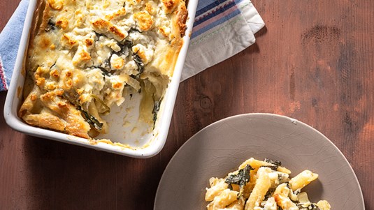 Παστίτσιο με Χόρτα και Γιαουρτένια Μπεσαμέλ