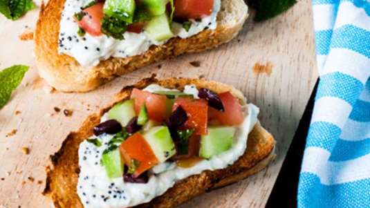 Καλοκαιρινές Μπρουσκέτες με Αγγούρι, Ντομάτα και Φέτα