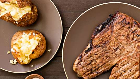 Ζουμερές Μπριζόλες στο Φούρνο με Πατάτες