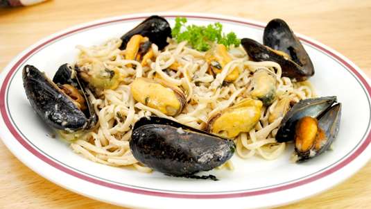 Λινγκουίνι με μύδια, μαραθόριζα και ούζο