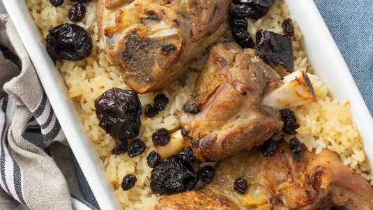 Αρνί με Δαμάσκηνα και Ρύζι στο φούρνο