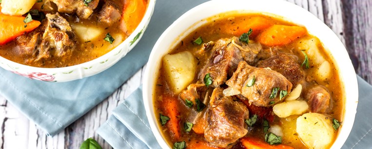 ΚΑΤΣΙΚΙ ΚΟΚΚΙΝΙΣΤΟ ΜΕ ΠΑΤΑΤΕΣ