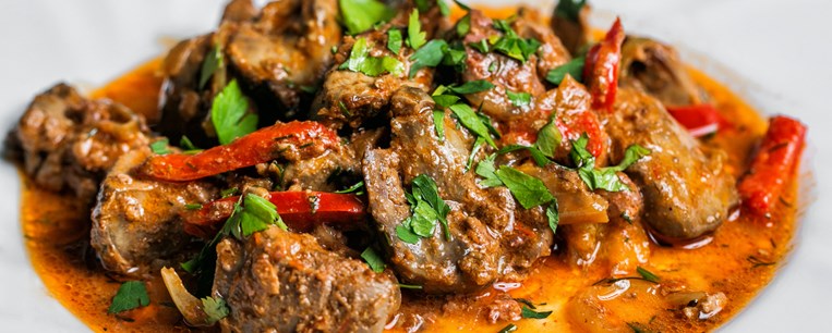 ΧΟΙΡΙΝΟ ΜΕ ΚΡΑΣΙ ΚΑΙ ΠΙΠΕΡΙΕΣ