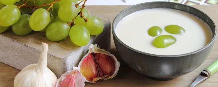 Άχο μπλανκο (Αjo Βlanco):  (κρύα σούπα με αμύγδαλα και σκόρδο από την Ανδαλουσία)