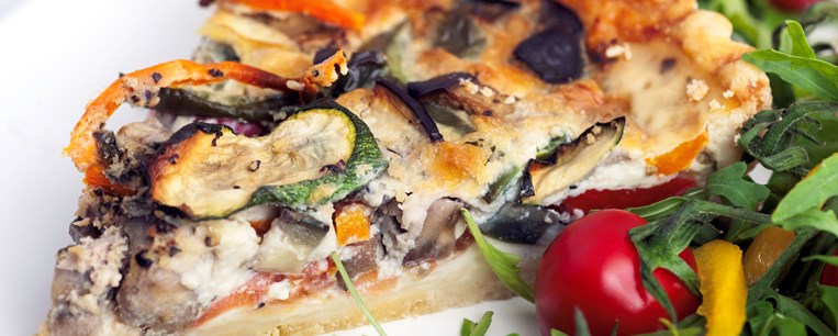 ΚΡΕΑΤΟΠΙΤΑ ΜΕ ΜΕΛΙΤΖΑΝΑ ΚΑΙ ΓΡΑΒΙΕΡΑ