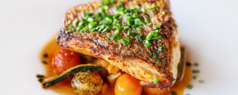 ΜΠΑΚΑΛΙΑΡΟΣ ΜΕ ΝΤΟΜΑΤΑ ΚΑΙ ΘΥΜΑΡΙ