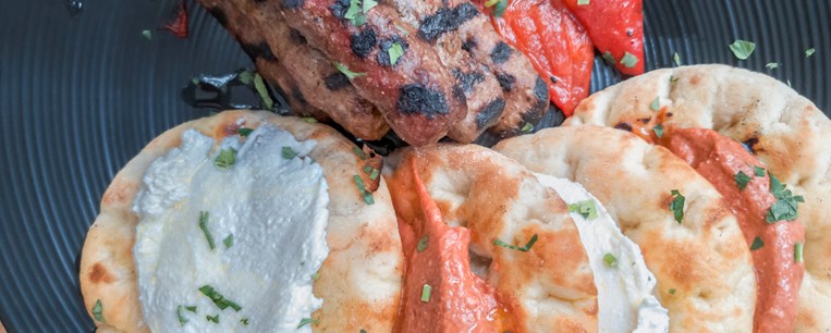 ΣΟΥΤΖΟΥΚΑΚΙΑ ΣΕ ΠΙΤΑΚΙΑ ΜΕ ΣΑΛΤΣΑ ΓΙΑΟΥΡΤΙΟΥ