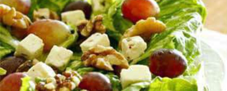 Πράσινη σαλάτα με μανούρι και σταφύλι