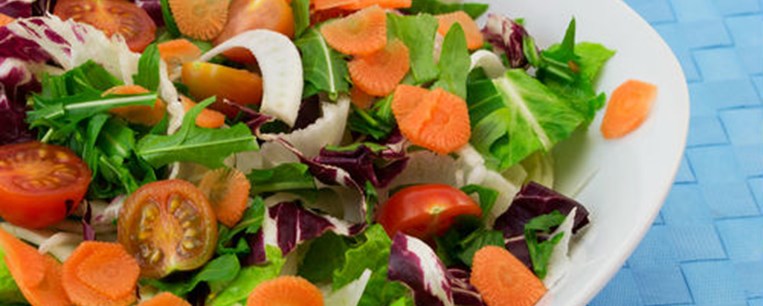 Σαλάτα με ανοιξιάτικα λαχανικά και καρότα σαν τουρσιά
