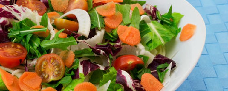 Σαλάτα με ανοιξιάτικα λαχανικά και καρότα σαν τουρσιά