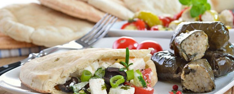 Κυπριακή πίτα με χωριάτικη και άλειμμα ελιάς