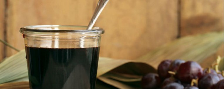 Κέικ με σταφύλια, κριθαράλευρο και πετιμέζι