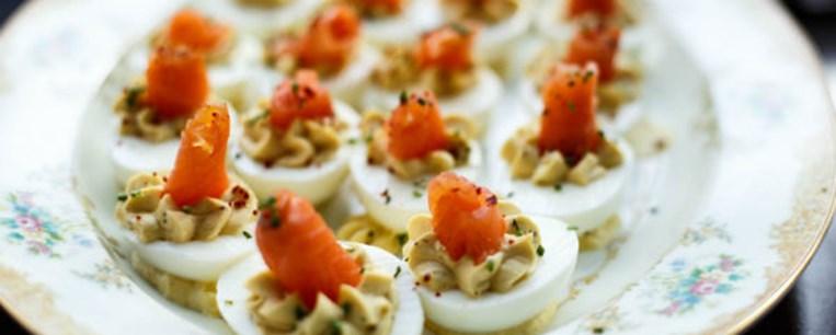 Devilled Eggs με καπνιστό σολομό