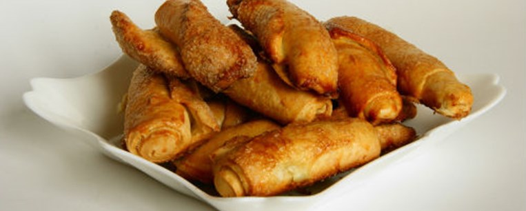 Πιροσκί στο φούρνο με λουκάνικα ή γραβιέρα και ζαμπόν