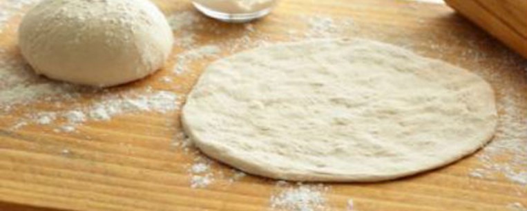 Ζύμη για πίτσα με αλεύρι και γιαούρτι