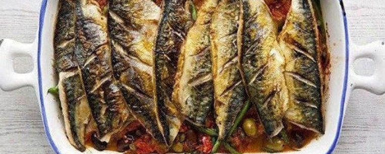 Σκουμπριά με ντομάτα στο φούρνο