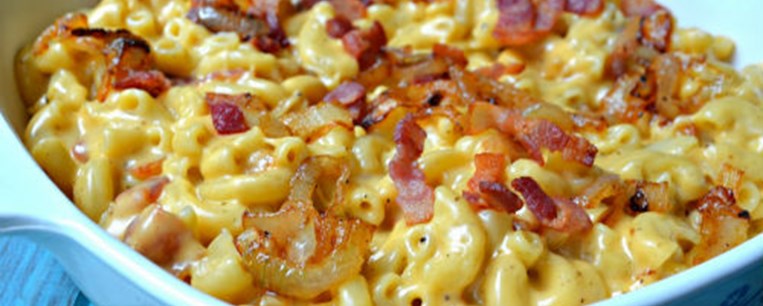 Mac ‘n Cheese με καπνιστό μπέικον και καραμελωμένο κρεμμύδι