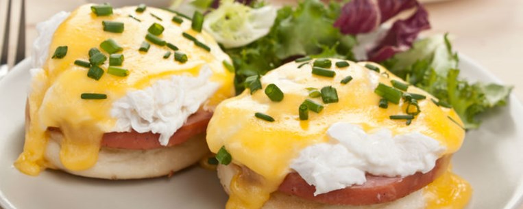 Eggs Benedict: τα αβγά που τα σπάνε!
