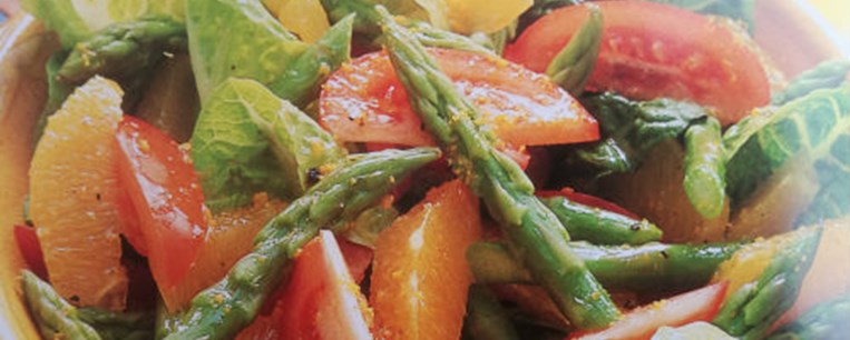 Σαλάτα με σπαράγγια, ντομάτα, πορτοκάλι και vinaigrette πορτοκαλιού