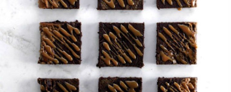 Brownie με gingerbeer και καραμέλα (του Άκη Πετρετζίκη)