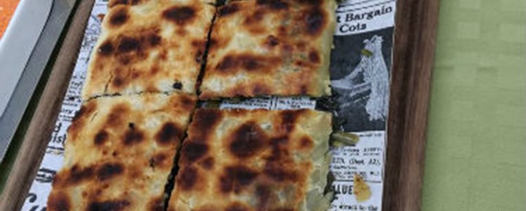 “Πουγκιά”: ροδίτικη πίτα με άγρια χόρτα στη σχάρα, μικρή σαλάτα από ντοματίνια και φέτα