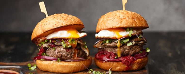 Χάμπουγκερς με τηγανητά αβγά, σάλτσα μανιταριών και παντζάρια τουρσί