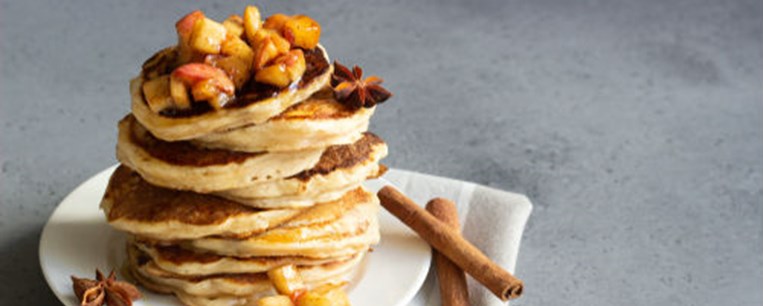 Pancakes από ρεβιθάλευρο με καραμελωμένα μήλα