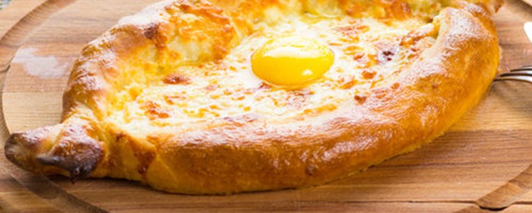 Xατσαπούρι (Khachapuri) -πεϊνιρλί με τυριά και αβγό
