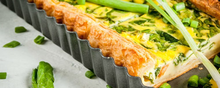 Πίτα με φρέσκα κρεμμυδάκια και σπανάκι