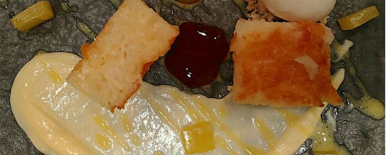 Πορτοκαλόπιτα με μους από υποβρύχιο με μαστίχα Χίου, παγωτό καϊμάκι και υγρό ζελέ από passion fruit