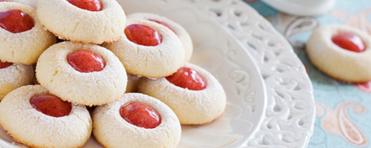 Μπισκότα αμυγδάλου με μαρμελάδα