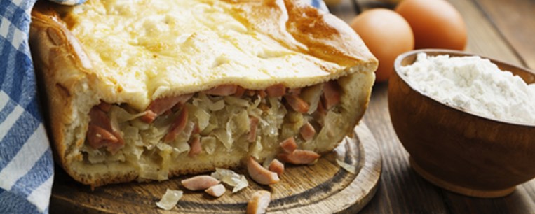 Πίτα με λάχανο και λουκάνικα