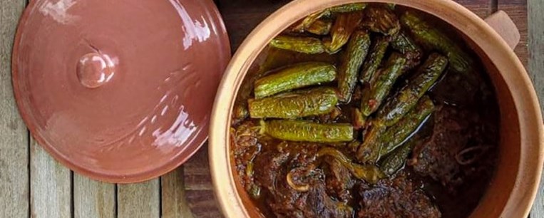 Κατσίκα με κολοκυθάκια & ντομάτα στη γάστρα