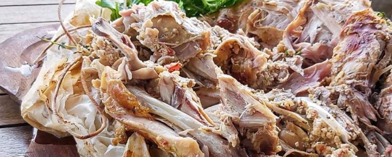 Κουνέλι στη λαδόκολλα γεμιστό με μαλάκα Χανίων, φρέσκο ανθότυρο, ξινομυζήθρα, βότανα και ξύσμα περγαμόντο