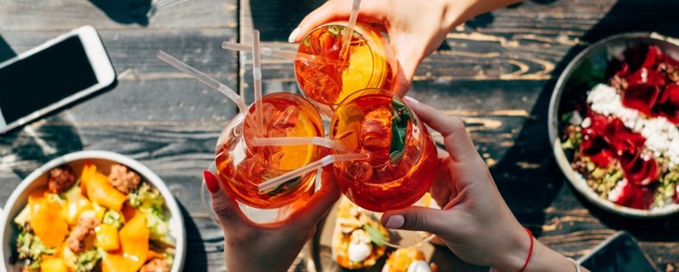 5 εύκολα καλοκαιρινά cocktails με κρασί