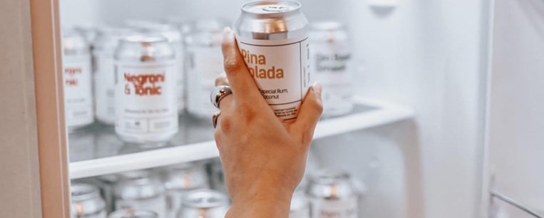 Cocktails σε κουτάκι: η νέα τάση του καλοκαιριού 