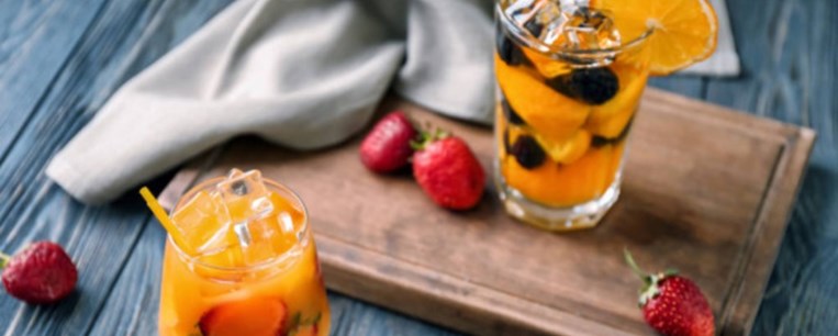 5 καλοκαιρινά cocktails με φρούτα από το ψυγείο μας