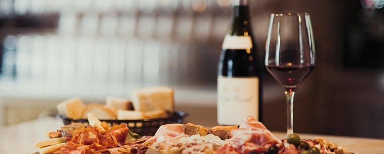 Τρία wine bars με νόστιμα tapas για επανάληψη στο σπίτι 